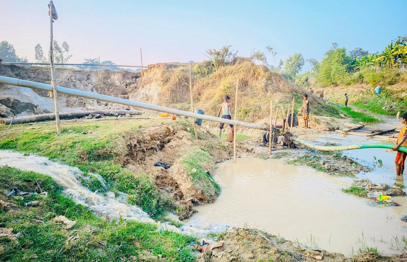 হারবাংয়ে বালু খেকো নাজিমের বেপরোয়া বালু উত্তোলন, নিদ্রাহীন রাত কাটাচ্ছে শত পরিবার